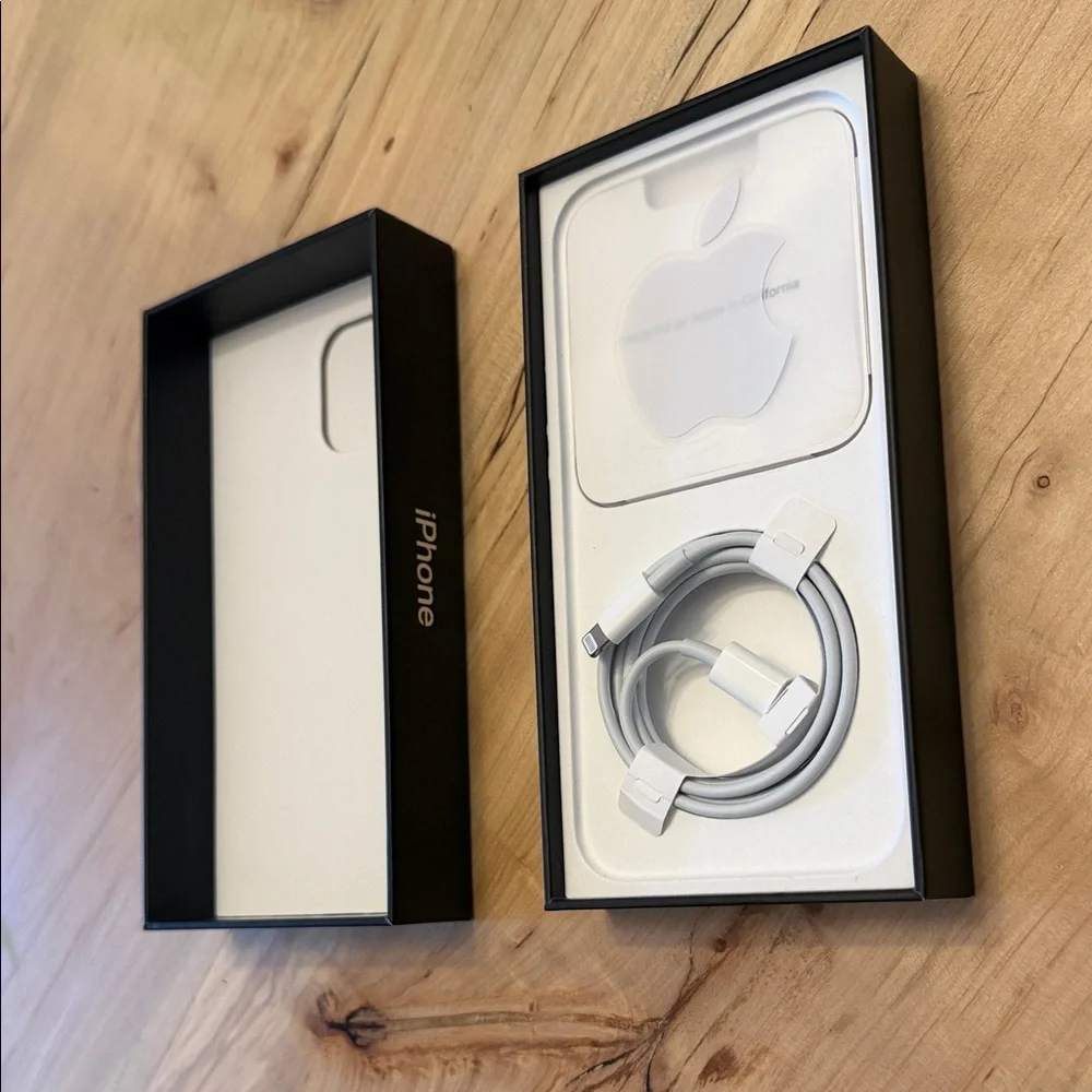 Apple Lightning to USB-C Cable in White with Packaging Inserts